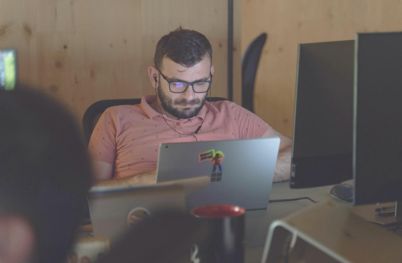 Teamarbeit und strategische Diskussion bei norvathielum